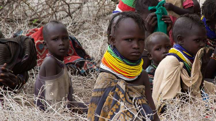 Dürre in Kenia: Mehrere Kinder sitzen auf dem Boden.