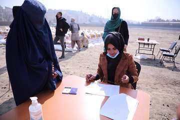 Frauen registrieren sich für eine Lebensmittelverteilung in Afghanistan