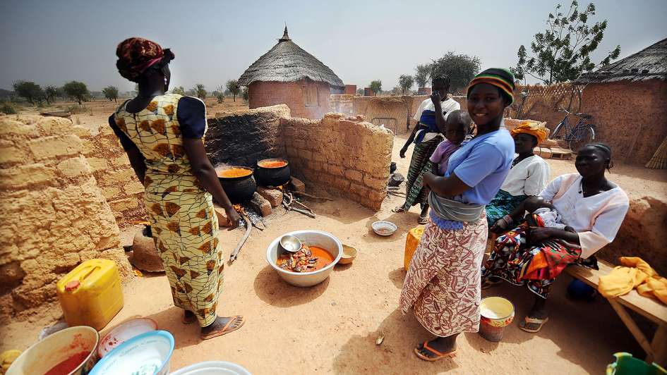 Burkinabe-Frauen kochen in einer Außenküche.