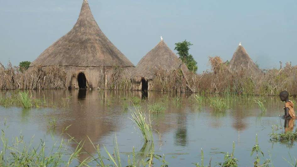 Überschwemmte Hütten im Südsudan