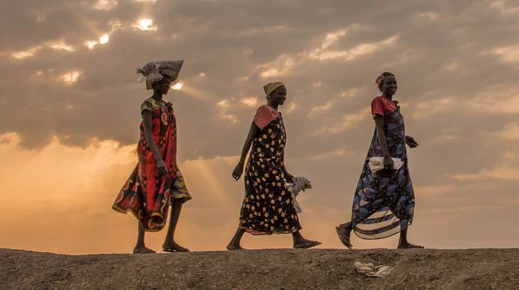 Drei Frauen auf dem Weg zu einer Lebensmittelausteilung der Welthungerhilfe.
