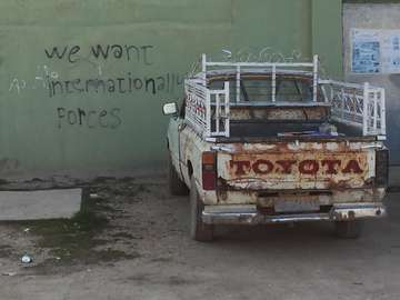 Graffiti mit dem Aufruf "We want international forces"