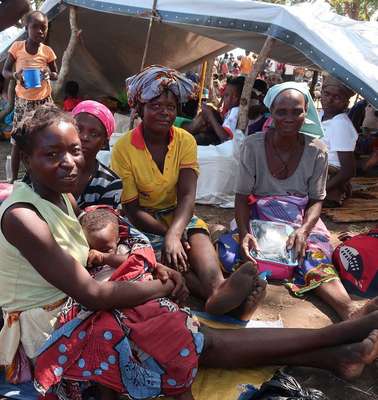 Eine Gruppe Menschen vor dem Aufnahmezentrum Lamego in Mosambik.