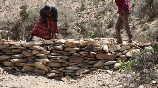 in Somaliland herrscht 2017 eine verheerende Dürre. Dorfbewohner bauen einen Staudamm.