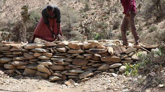 in Somaliland herrscht 2017 eine verheerende Dürre. Dorfbewohner bauen einen Staudamm.