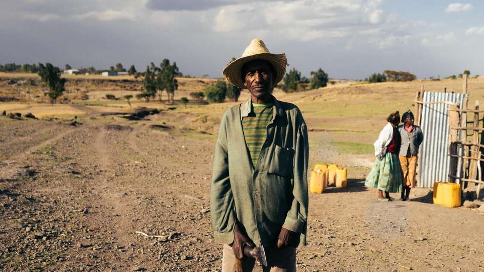 Ein Mann steht inmitten einer Landschaft in Äthiopien.