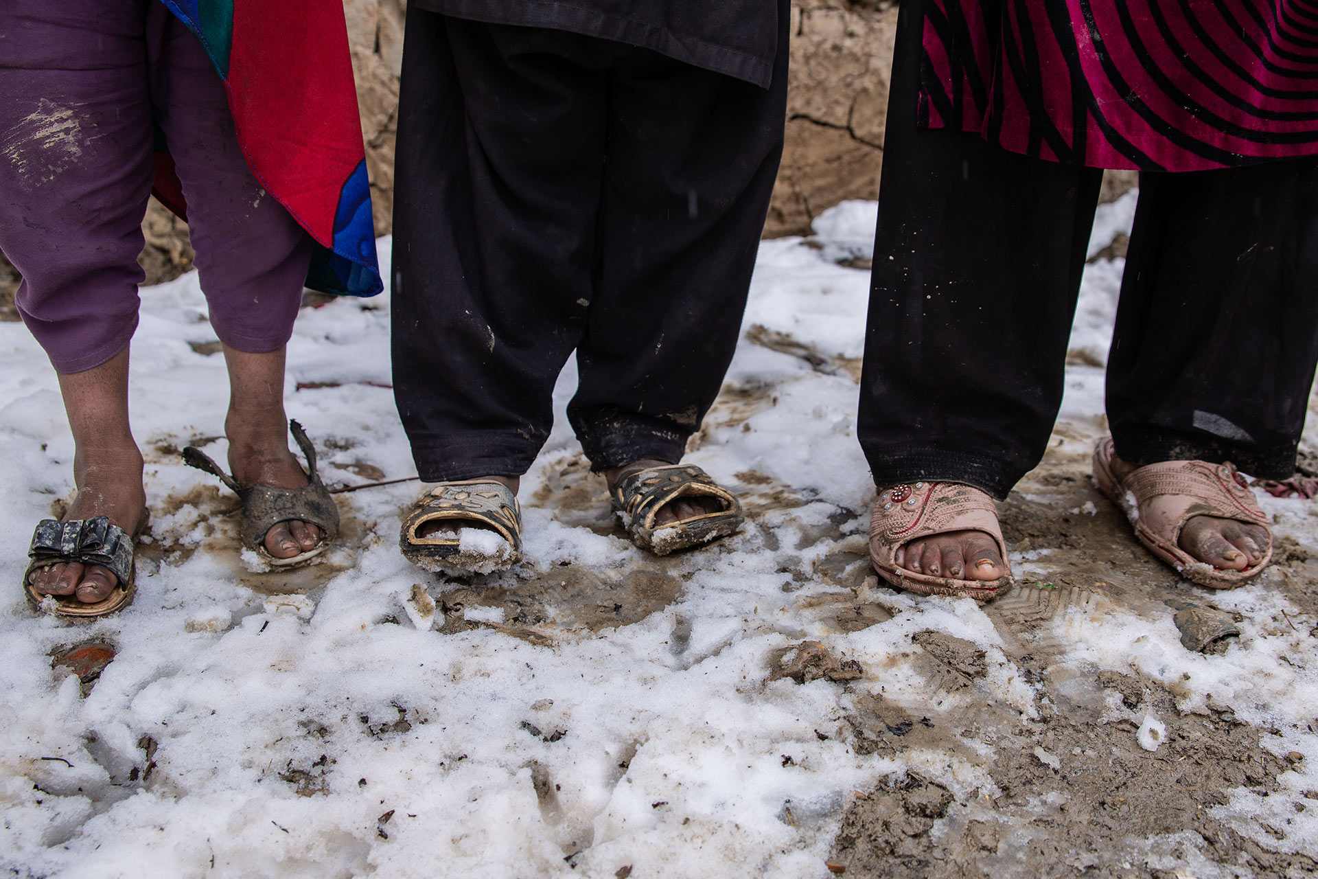 Viele geflüchtete Kinder, die in den informellen Camps rund um Kabul leben, haben keine Winterkleidung, oft nicht einmal feste Schuhe. Krankheiten wie etwa Lungenentzündungen kommen sehr oft vor. 