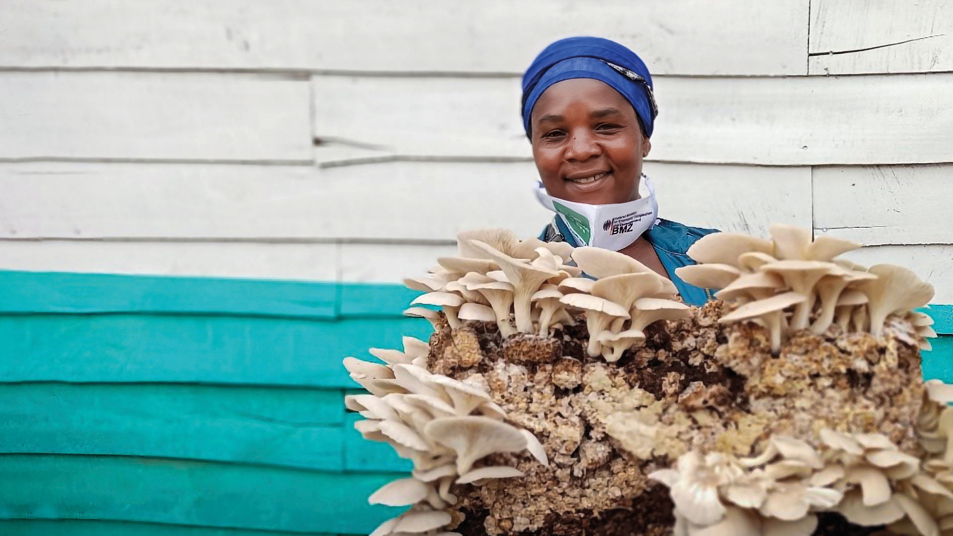 Neema Mwamini ist Teil einer Gruppe von Frauen, die Pilze auf Ernteüberreste züchtet. Durch das Projekt kann sie zum Einkommen ihrer Familie beitragen. 