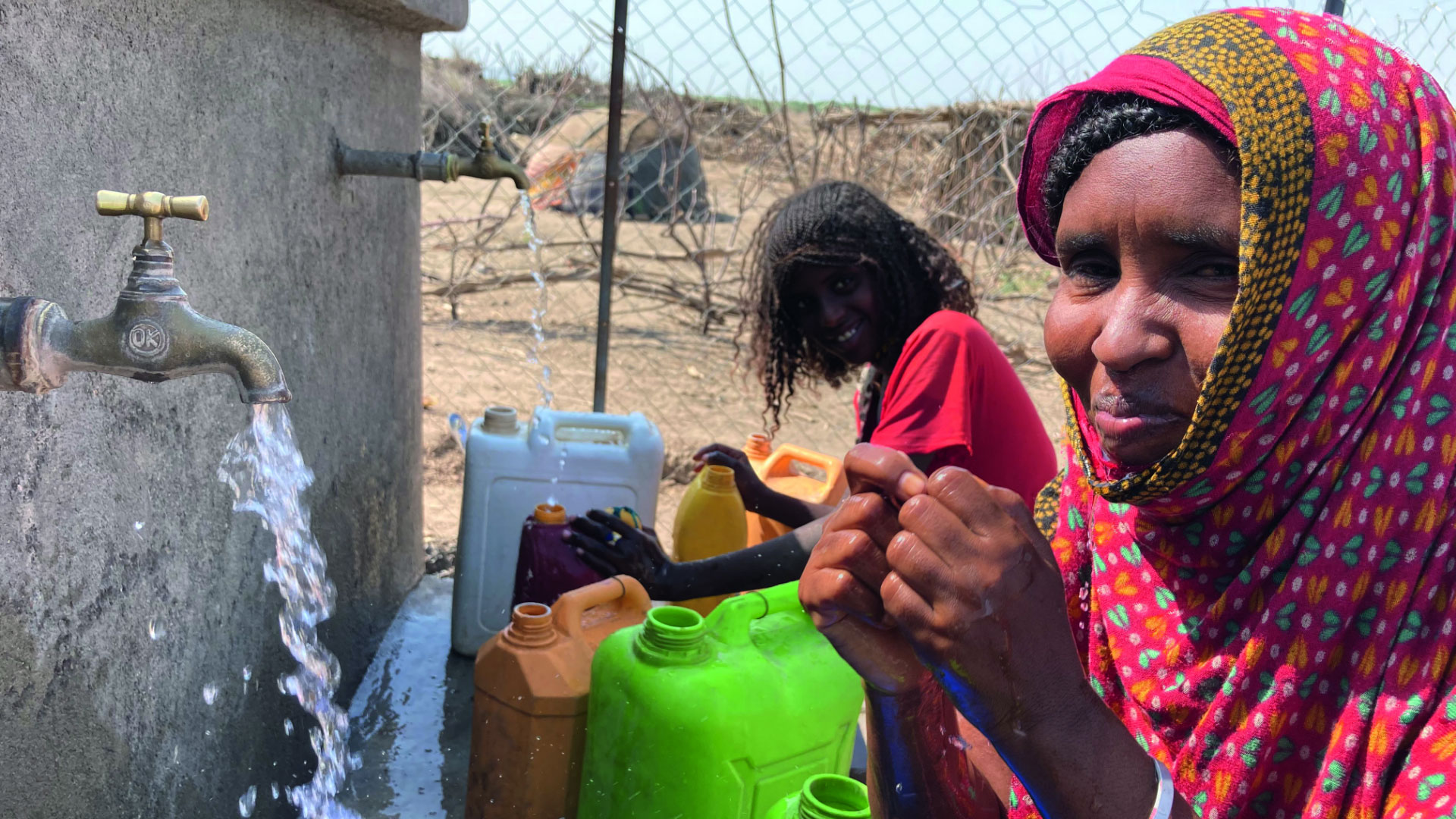 Eine Frau holt Wasser an einem Brunnen. Äthiopien ist immer wieder von schlimmen Dürren betroffen und für viele Menschen ist es schwierig, an ausreichend sauberes Trinkwasser zu kommen.