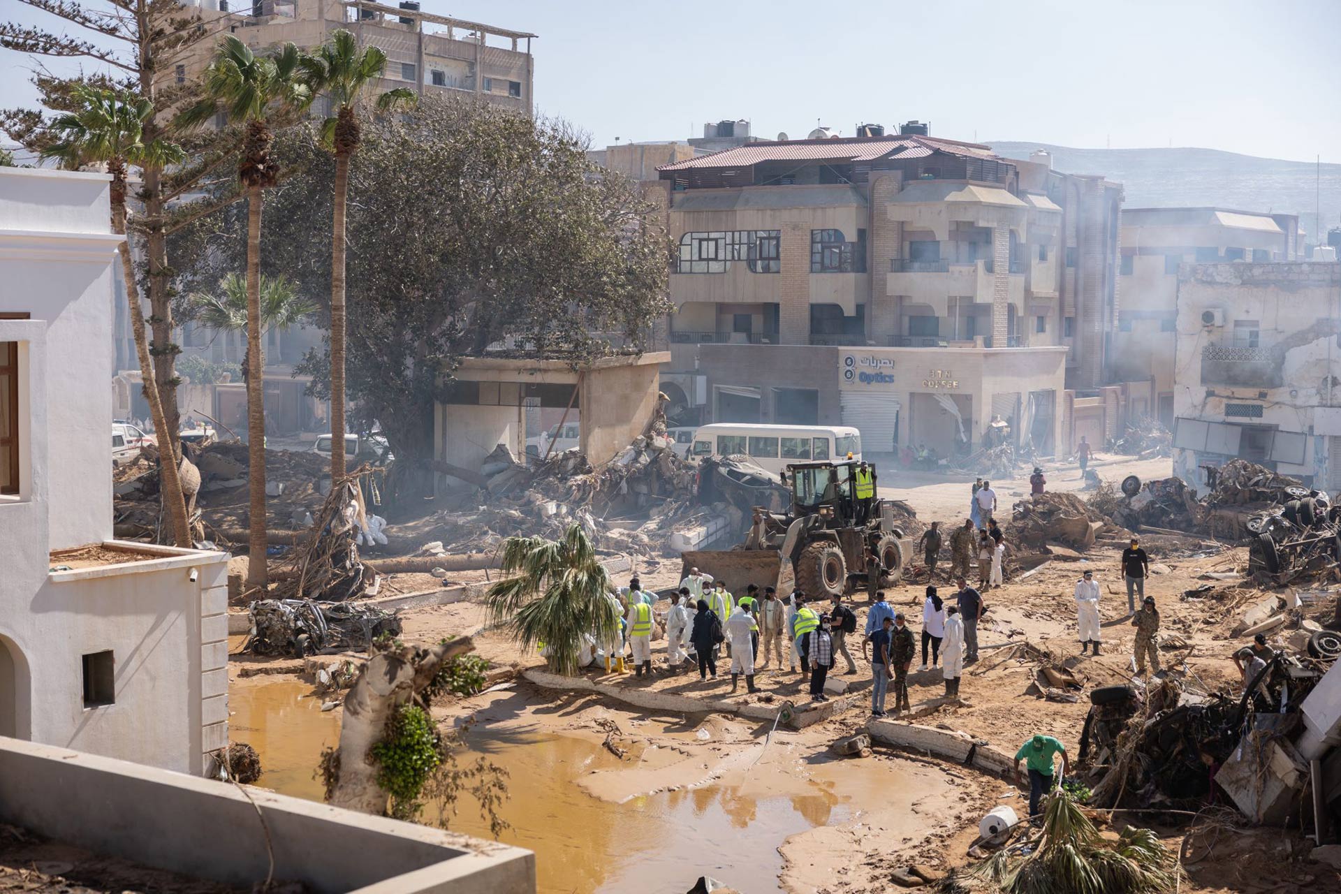 Zerstörung einer Stadt in Libyen nach den katastrophalen Überschwemmungen im September 2023. Helfer*innen verschaffen sich einen ersten Überblick.
