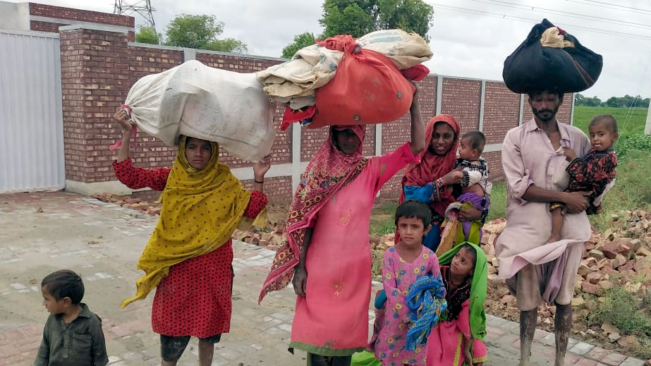 Diese Familie aus der Siedlung Dilbar im Distrikt Rajanpur ist vor den Wassermassen geflüchtet.