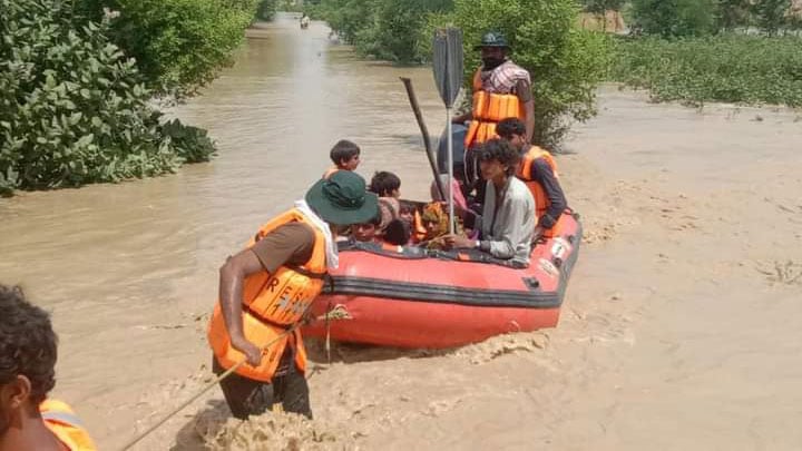 Familien im Distrikt Rajanpur wurden mit Schlauchbooten in Sicherheit gebracht.