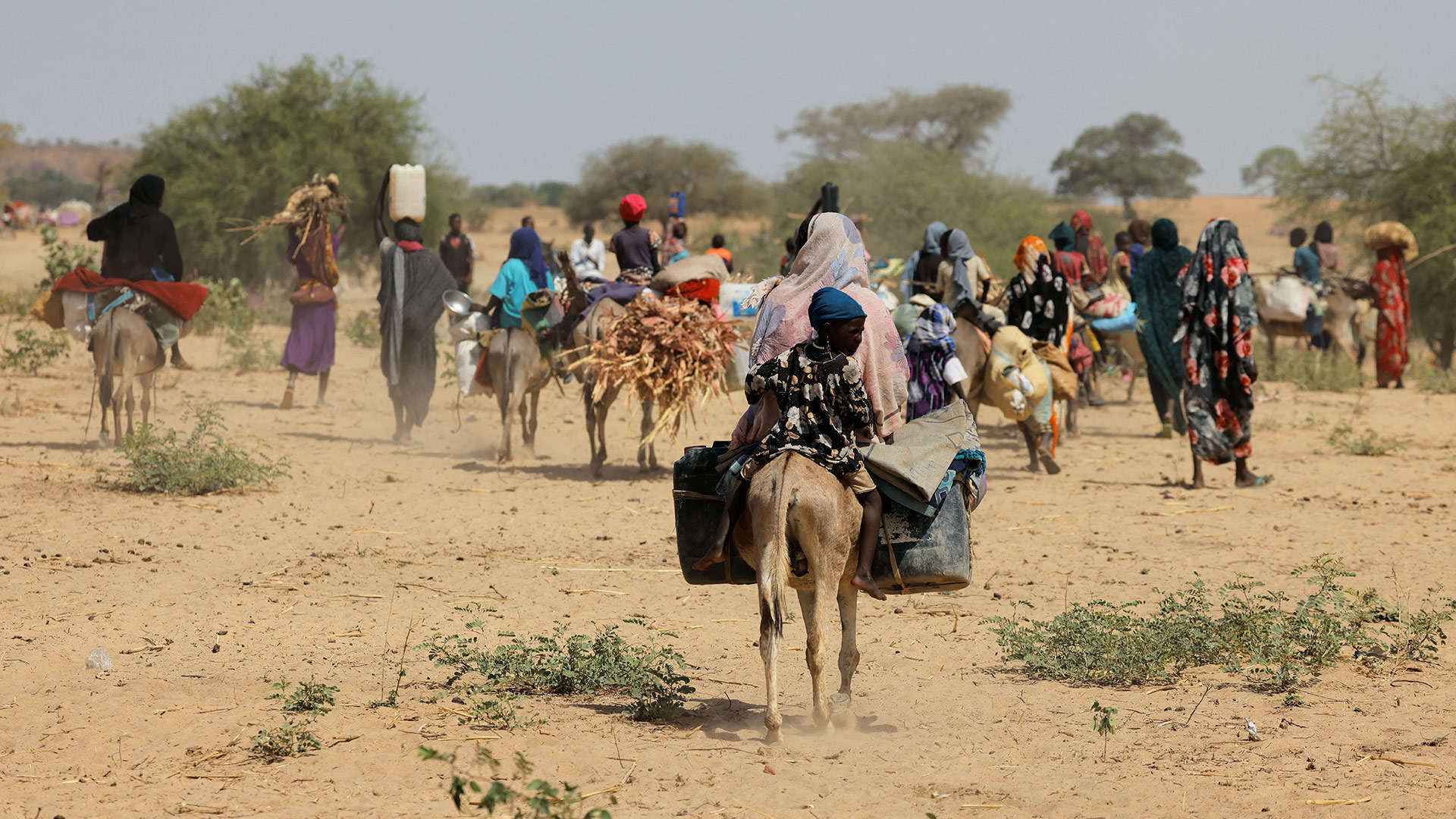 Sudanesische Flüchtlinge, die vor der Gewalt in der Region Darfur geflohen sind, suchen in Goungour, Tschad, vorübergehende Zuflucht.