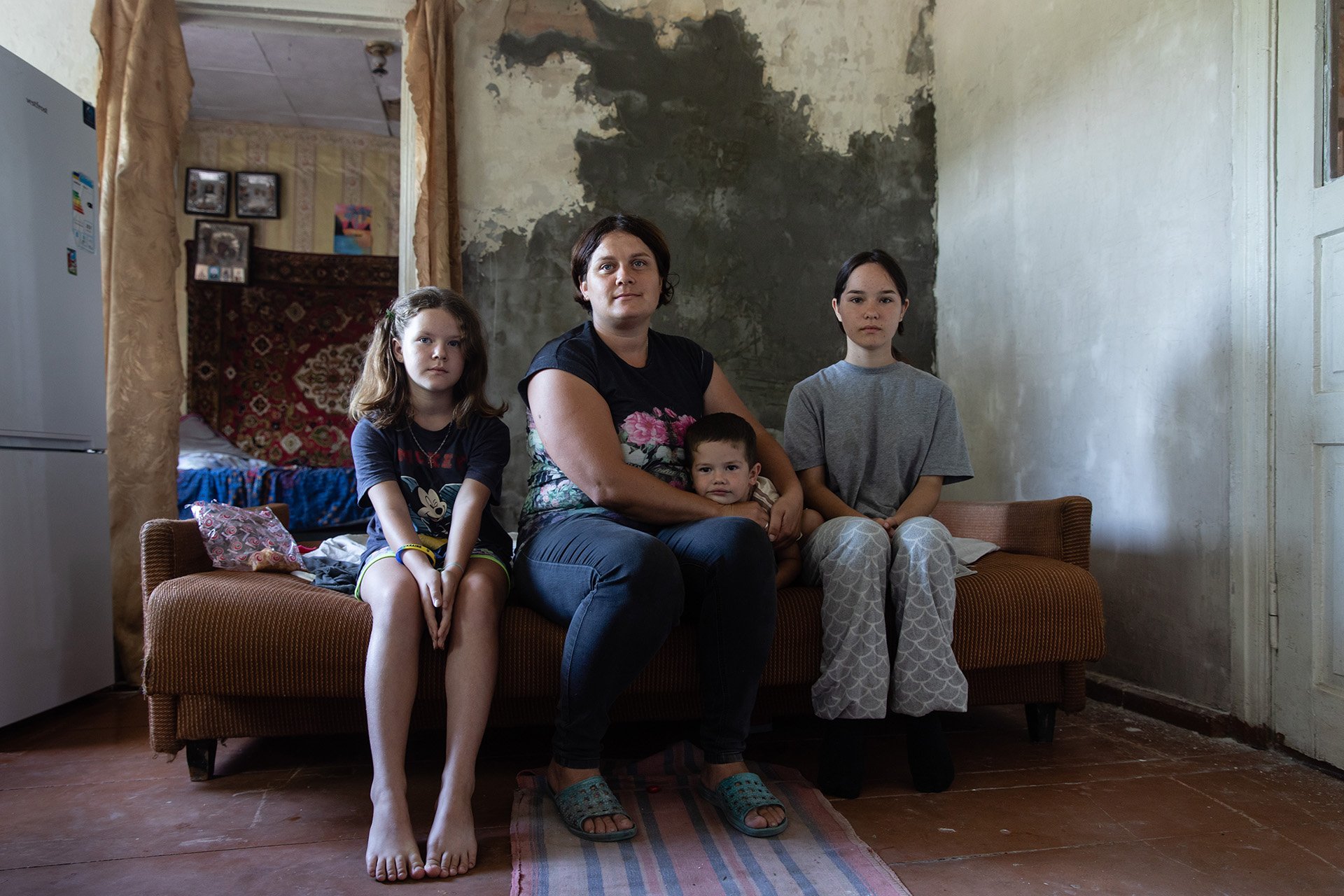 Lesia, 33, mit ihren drei Kindern. Ihr Heimatdorf befindet sich nur einen Kilometer entfernt von der ukrainisch-russischen Grenze.